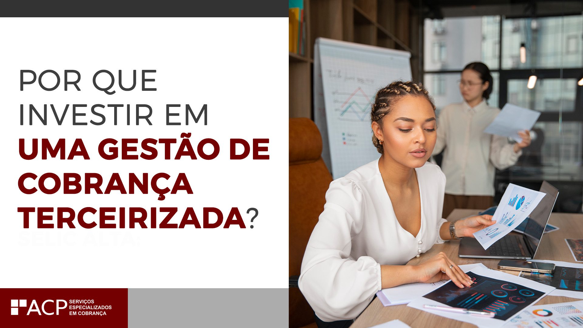 mulher sentada na mesa mexendo nos papeis e uma mulher em pé atras, caixa de texto branca com o título